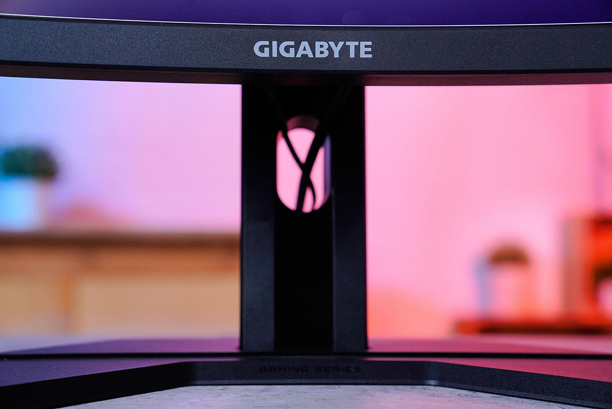 GIGA G32QC 165Hz 極速HDR 電競螢曲面幕，1ms 超快反應，OSD Sidekick 強大操控力