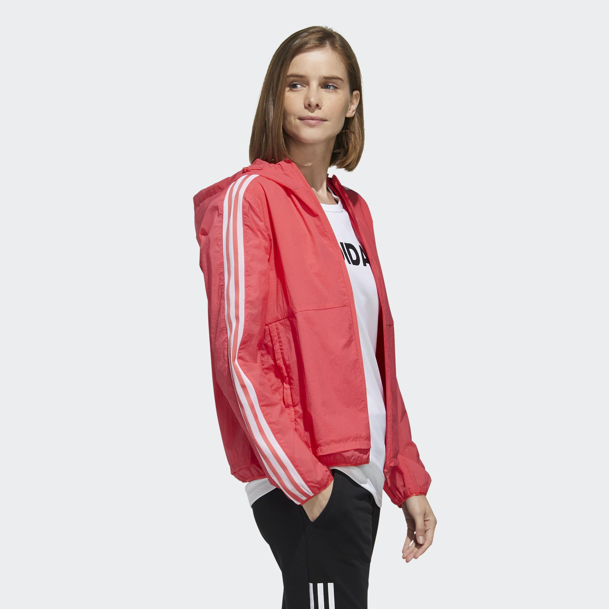 設置拉鍊口袋的修身風衣外套