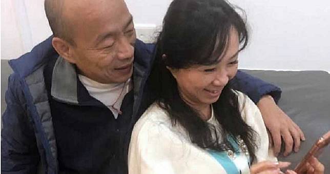 韓國瑜「甜摟李佳芬」蓋同條棉被　曬恩愛：你們越黑我們越好