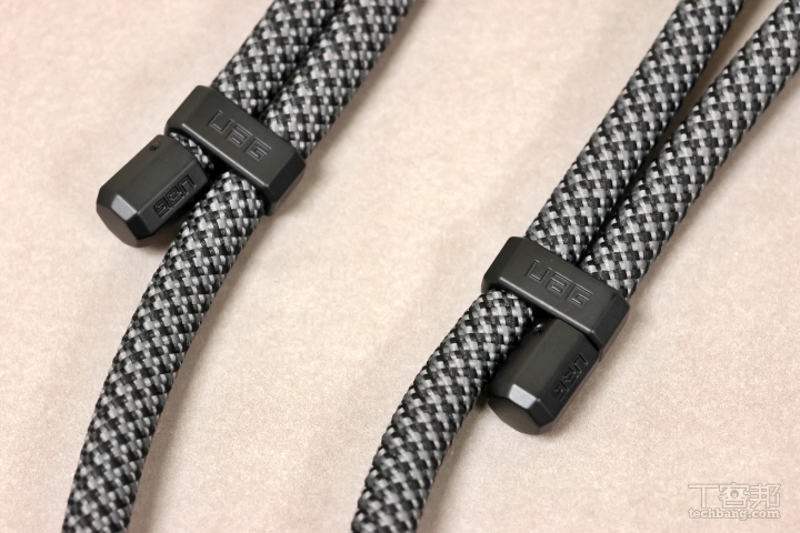 透過活動釦可以自由調整掛繩和背帶長短，更符合每個人的使用狀況。