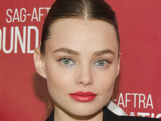 忍ばせブルーで透明感アップ！ クリスティン・フロセスのモダンな赤リップ（ELLE News）