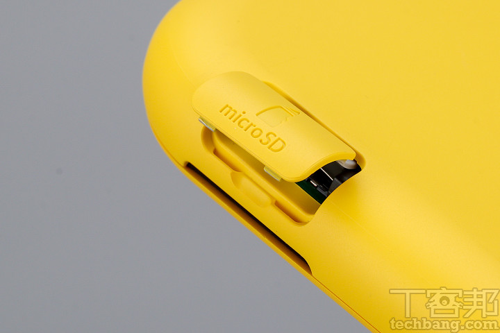 因為缺少桌面立架，所以 MicroSD 卡槽跟遊戲卡槽一樣，變更為開蓋設計藏於底部。