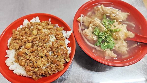 【新店美食】小渝魯肉飯-隱藏在巷弄裡評價4.4顆星的魯肉飯小吃店