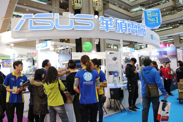 資訊月必看重點：筆電優惠下殺、電競賽事現場開戰、VR遊戲座艙免費玩