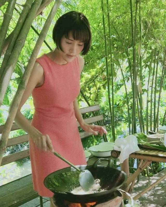 ส่องภาพปัจจุบัน นุ่น สินิทธา พี่สาว พลอย เฌอมาลย์ ในวัย 41 ปี  ยังสวยไม่เปลี่ยน | The Bangkok Insight | LINE TODAY