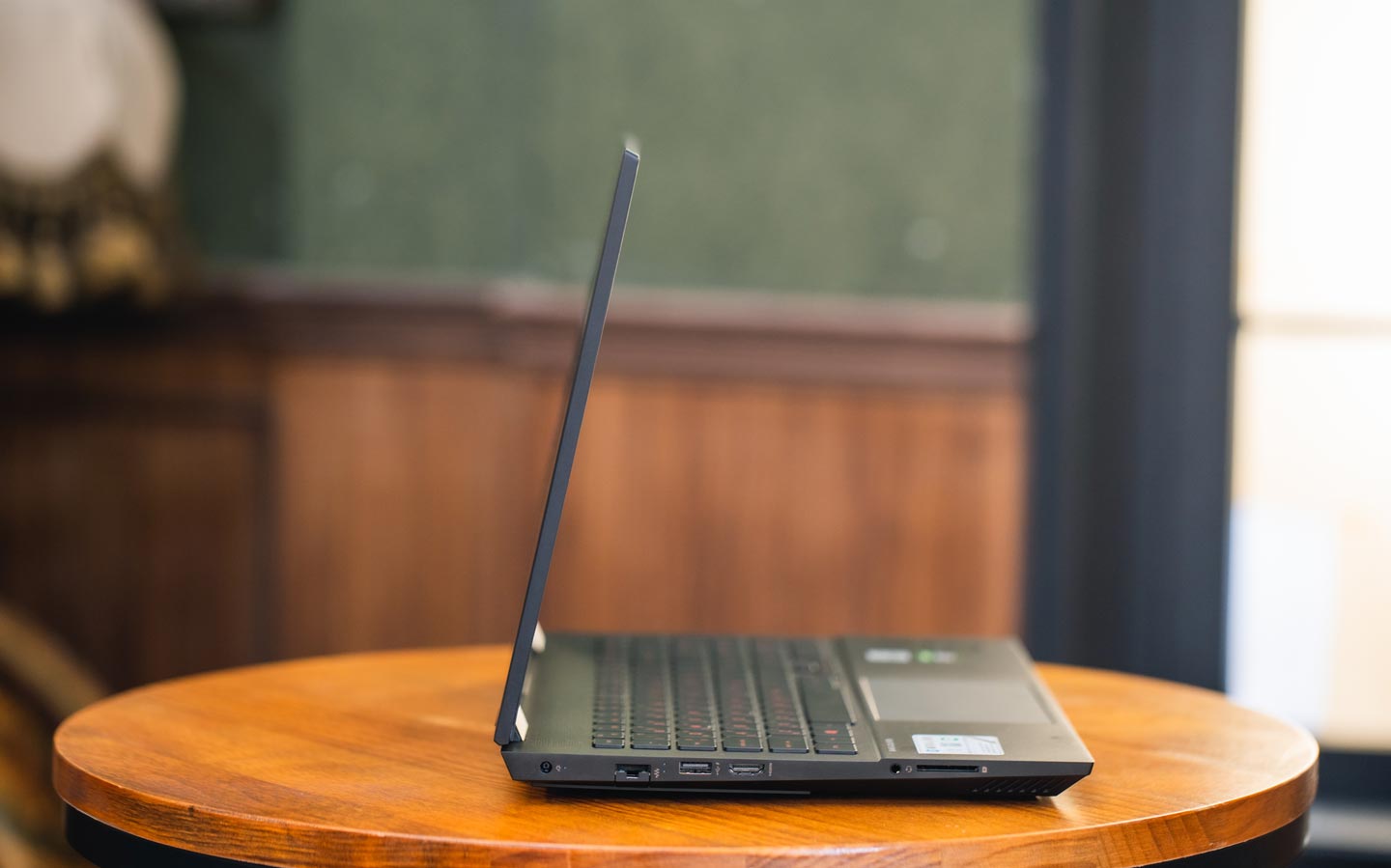 HP OMEN 15 雖然是電競筆電，但由於 OLED 面板無背光層因此螢幕可以做到更纖薄，機身也透過削切的修飾，讓機身看起來不會過於厚重。