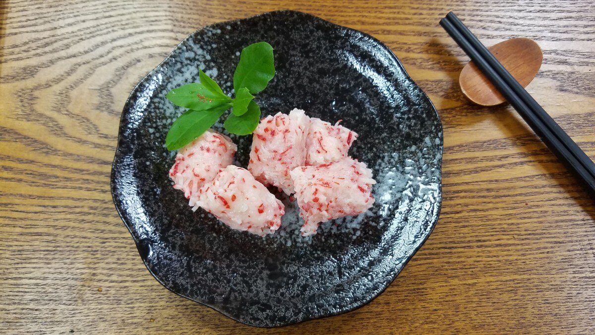 採用鱈魚漿製成鮮味蝦球，口感細緻，每一口都Q嫩Q嫩，豐富層次的口感，適合關東煮、火鍋、湯及燉煮料理。