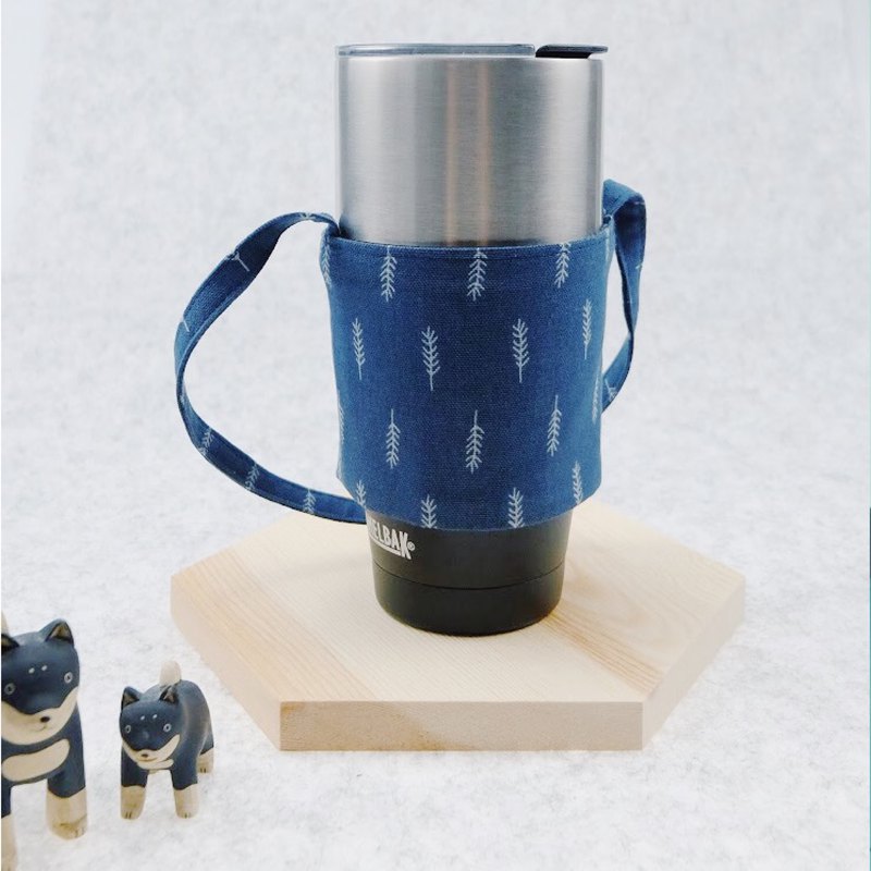 ＊來自日本設計及生產的布匹，由香港經驗老到的裁縫人手製作成品。 ＊把飲品杯套在小袋子上，冷熱均可，就不怕冷到或燙到雙手了！（兩面各有不同圖案的布料，均能使用） ＊呷一口，彷彿能轉換心情。