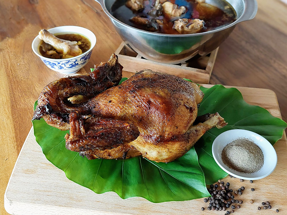 獅山胡椒園研發各種美味的胡椒料理，遊客參觀胡椒園，還可預約品嘗胡椒雞、胡椒香腸、胡椒雞湯等風味大餐。(攝影/ Naru)
