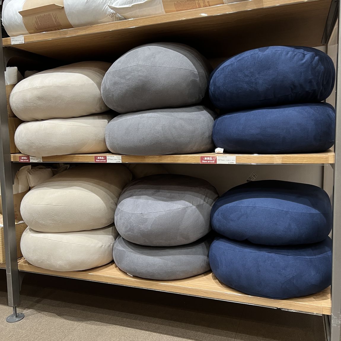 一上市就賣到缺貨！MUJI 人氣商品「柔軟多用途靠枕」回歸：這個時間點開賣，還多了三款新色 | LINE購物