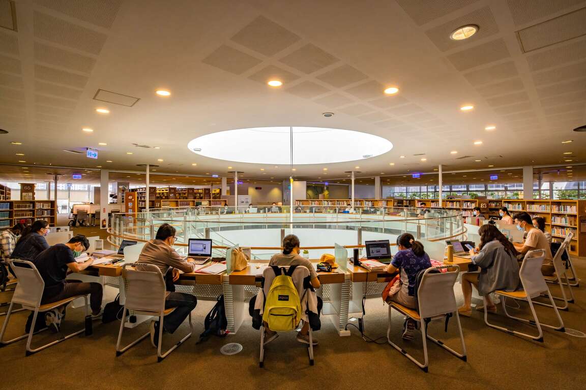 由民間募款購書，目前開館藏書已逾70萬冊，館內挑空半開放空間，提供愛書人最寬敞舒適的閱讀空間。(圖片提供/高雄市政府觀光局)