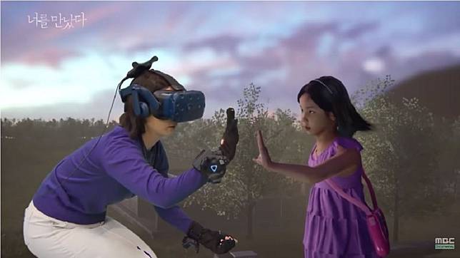南韓1名母親的愛女3年前病逝，電視台和科技公司合作透過VR技術，讓她和女兒重逢。(圖／翻攝自YouTube)