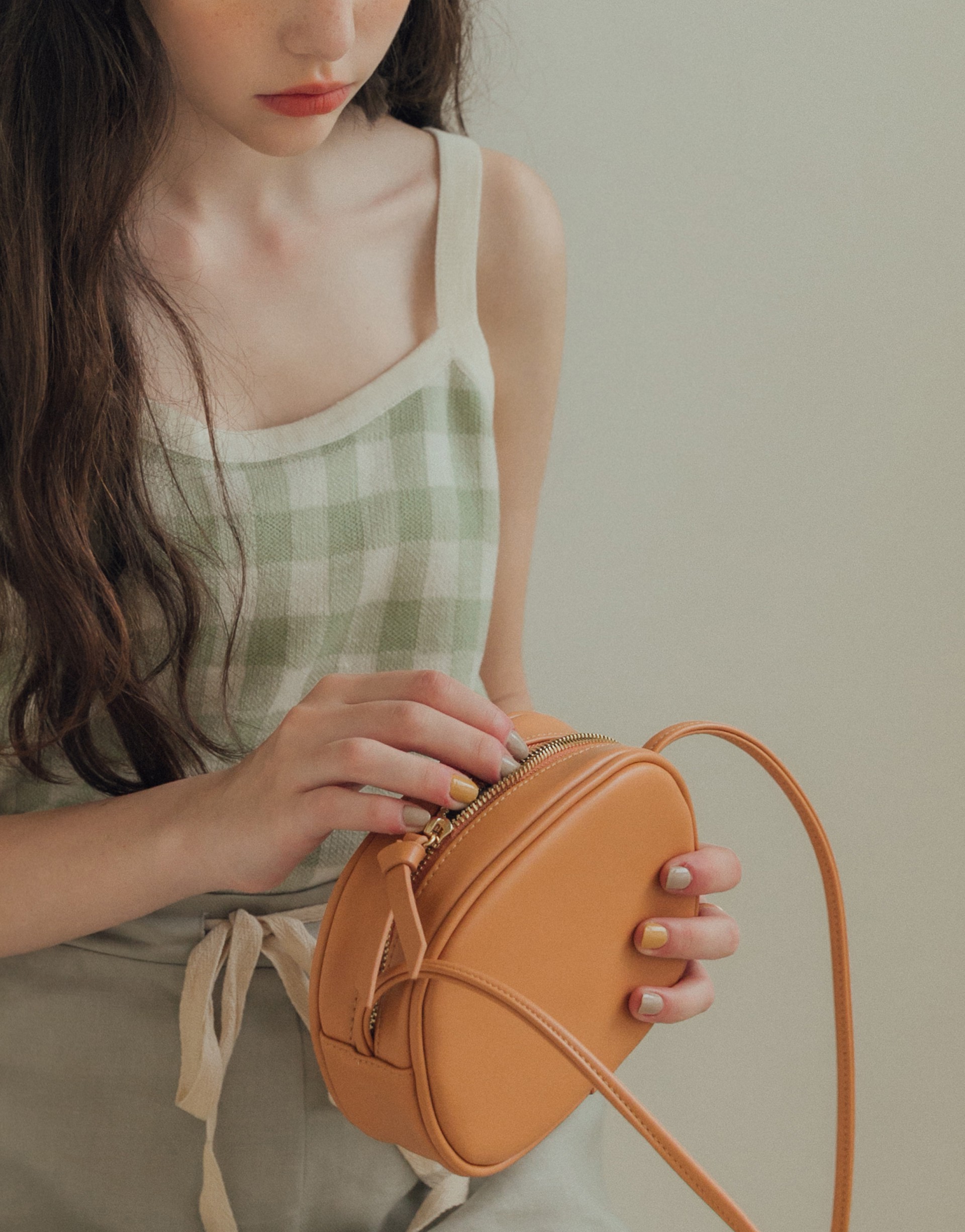 BUT. WE LOVE BUTTER聯名 / 挺版質感合成皮革/ 內層有拉鍊暗袋和平面卡夾設計/ 質感麂皮內裏