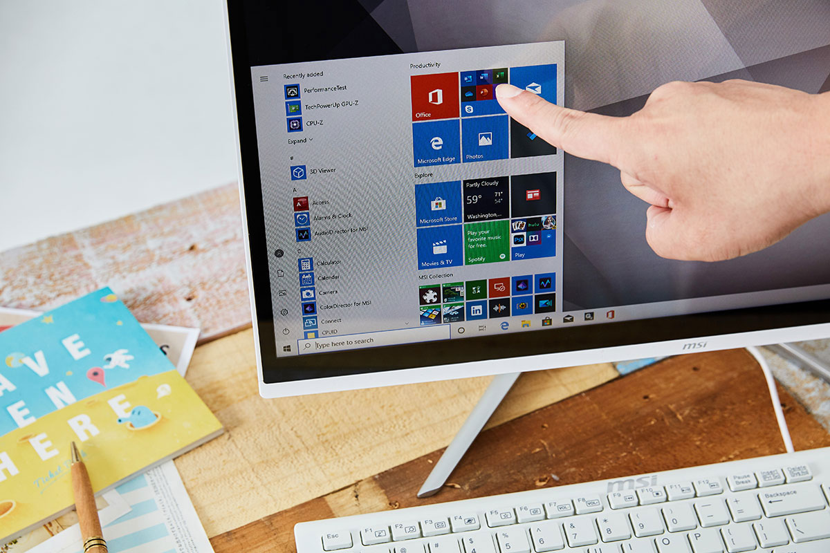 MSI PRO 22XT 也可選配具 10 點觸控的面板，讓我們可以直接透過手指在螢幕上進行點擊操作，而不需要透過滑鼠。