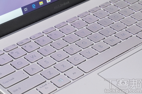 背光鍵盤 全尺寸孤島式鍵盤，具備三段 LED 背光亮度調整。