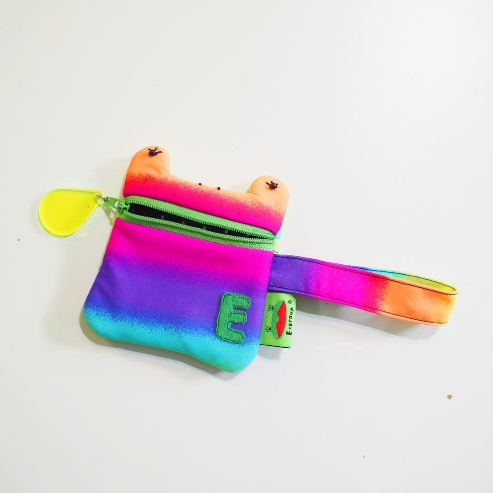 品牌：Egroup阿蛙口水零錢包 (彩虹）材質：萊卡布尺寸：10x10cm（身體尺寸 不包含眼睛）用途：可放零錢 .背面還有一層可放悠遊卡或發票