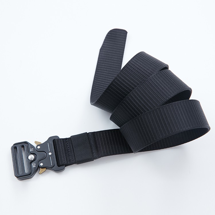 各大設計品牌愛用軍用腰帶粗曠腰帶配上細膩女裝完美襯托女性線條使用及保養 | 使用時請勿與粗糙材質接觸摩擦，降低起毛球機率。請反面放入洗衣袋、請勿乾洗、不可烘乾、不可使用柔軟劑，請使用中性清潔劑。品牌 