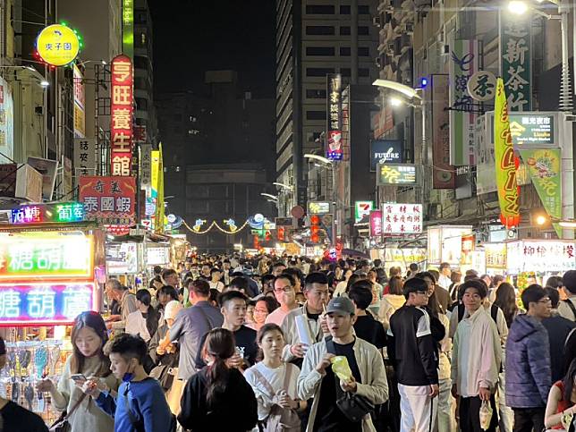 六合夜市同迎來滿滿人潮。 圖：高雄市經發局/提供