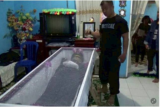 Jenazah taruna ATKP Aldama Putra Pangkolan disemayamkan di rumah duka di kompleks AURI Sultan Hasanuddin, Makassar, Rabu (6/2/2019). (KOMPAS.com/HENDRA CIPTO)