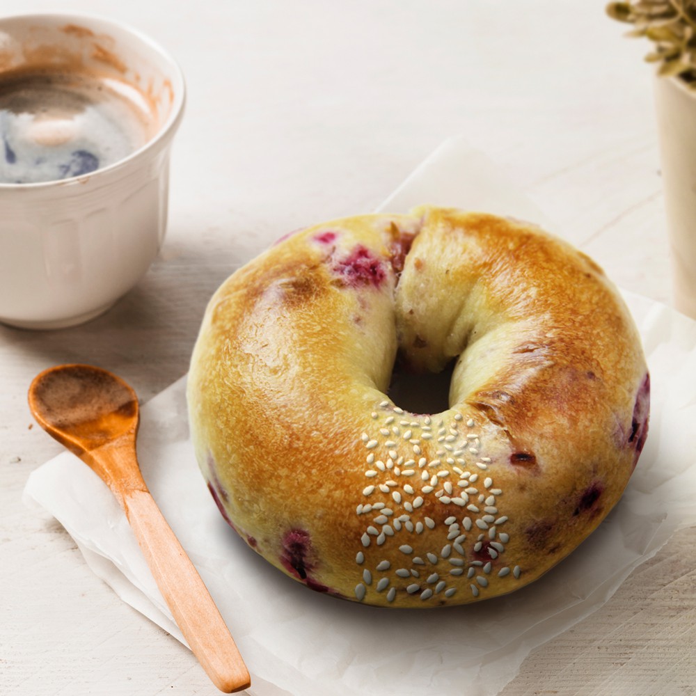 【洛神乳酪貝果】內餡是以CREAM CHEESE拌入台東低糖洛神花，酸酸甜甜的滋味，吃的到洛神花的果肉，是午茶的不二選擇。 商品規格 成分：麵粉、水、砂糖、台東洛神花、澳洲Cream Cheese、初