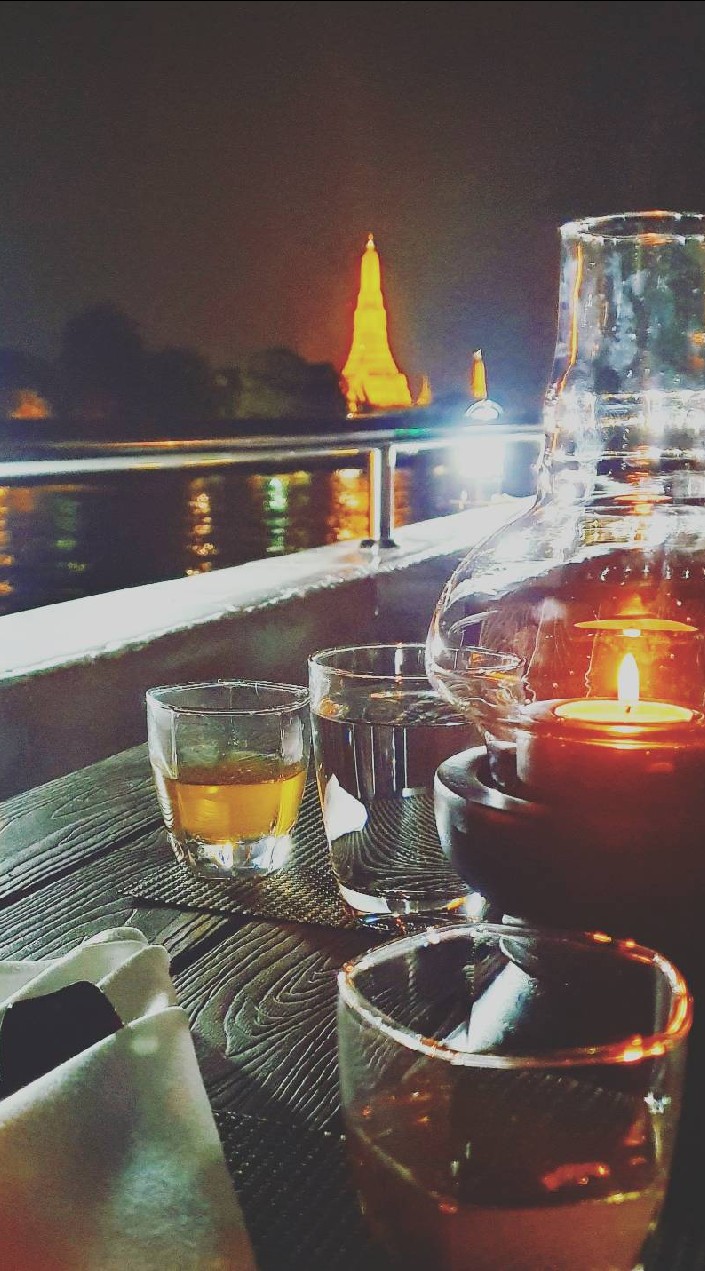 ดินเนอร์บนเรือล่องแม่น้ำเจ้าพระยา