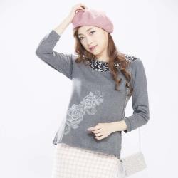 ◎上衣手感柔軟且穿著舒適，兼具美觀及舒適度|◎此款上衣版型部份做A-LINE設計，可修飾下半身線條|◎以不同印花圖案，有不同風格，呈現華麗精品感品牌定位:流行品牌品牌:蘭陵適穿對象:女生款式:造型上衣