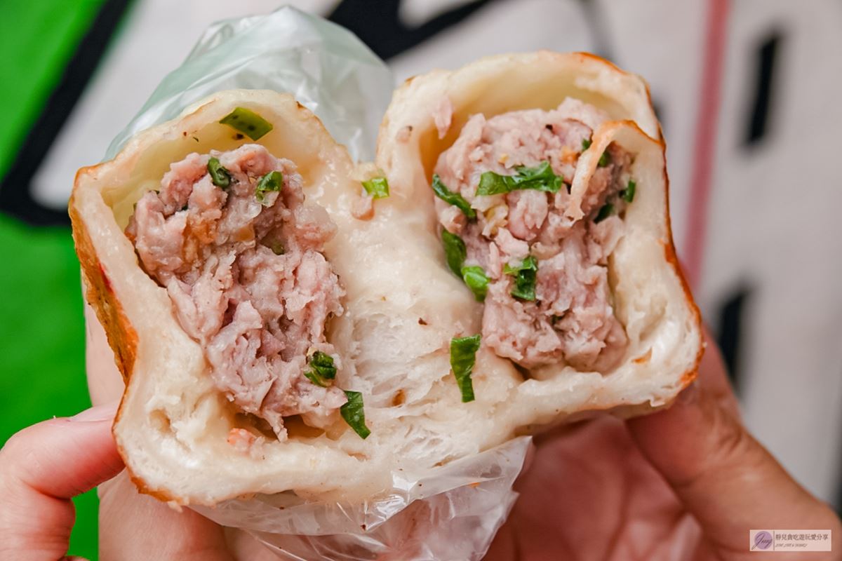 ６鍋同時煎也來不及！戲院旁「秒殺水煎包」未開攤就排爆，爆汁爆餡煎到恰恰