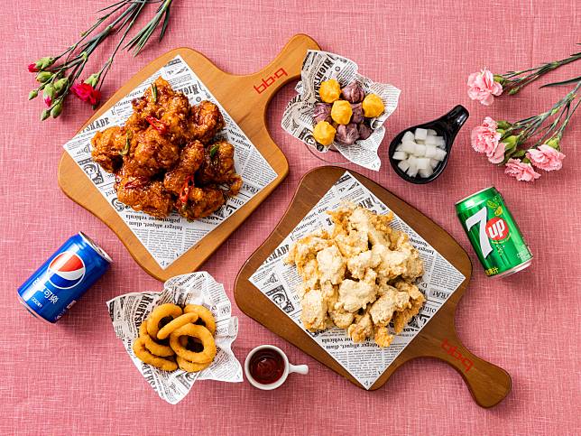 bb.q CHICKEN旗艦店限定內用「母親節感恩套餐」以親咕拼盤搭配夢幻的特調無酒精飲料，除了能品嚐到美味的韓式炸雞外，還能享用到黃金炸物、沙拉、帶骨香腸及口袋餅等多重美味。(圖/bb.q CHICKEN)