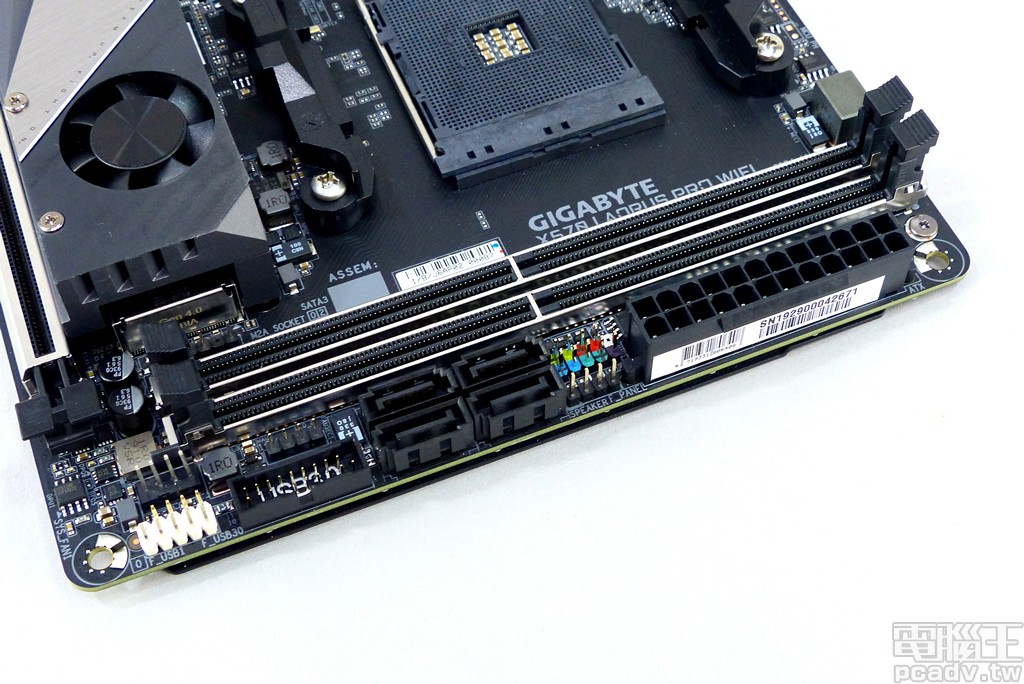 ▲ X570 I AORUS Pro WiFi 將絕大多數針腳、連接埠擺在記憶體插槽右手邊，安裝步驟更為順暢，亦無須擔心 Mini-ITX 機殼線材預留長度過短等問題。