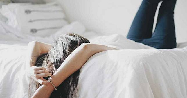 色男手賤指侵熟睡女　一句「我認了，怪自己手癢」