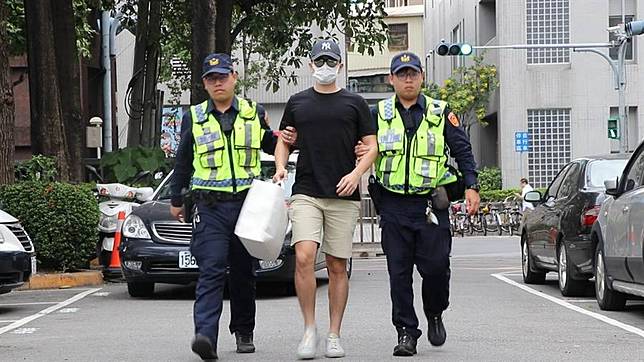 李興文長子非法夜闖IKEA 赴分局說明不發一語(更新)