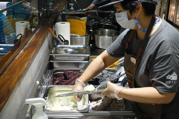 青畑九號豆製所台北忠孝SOGO店，台北東區好吃紅豆餅，忠孝復興甜點推薦(含青畑九號忠孝SOGO店菜單、限定口味、開幕優惠)