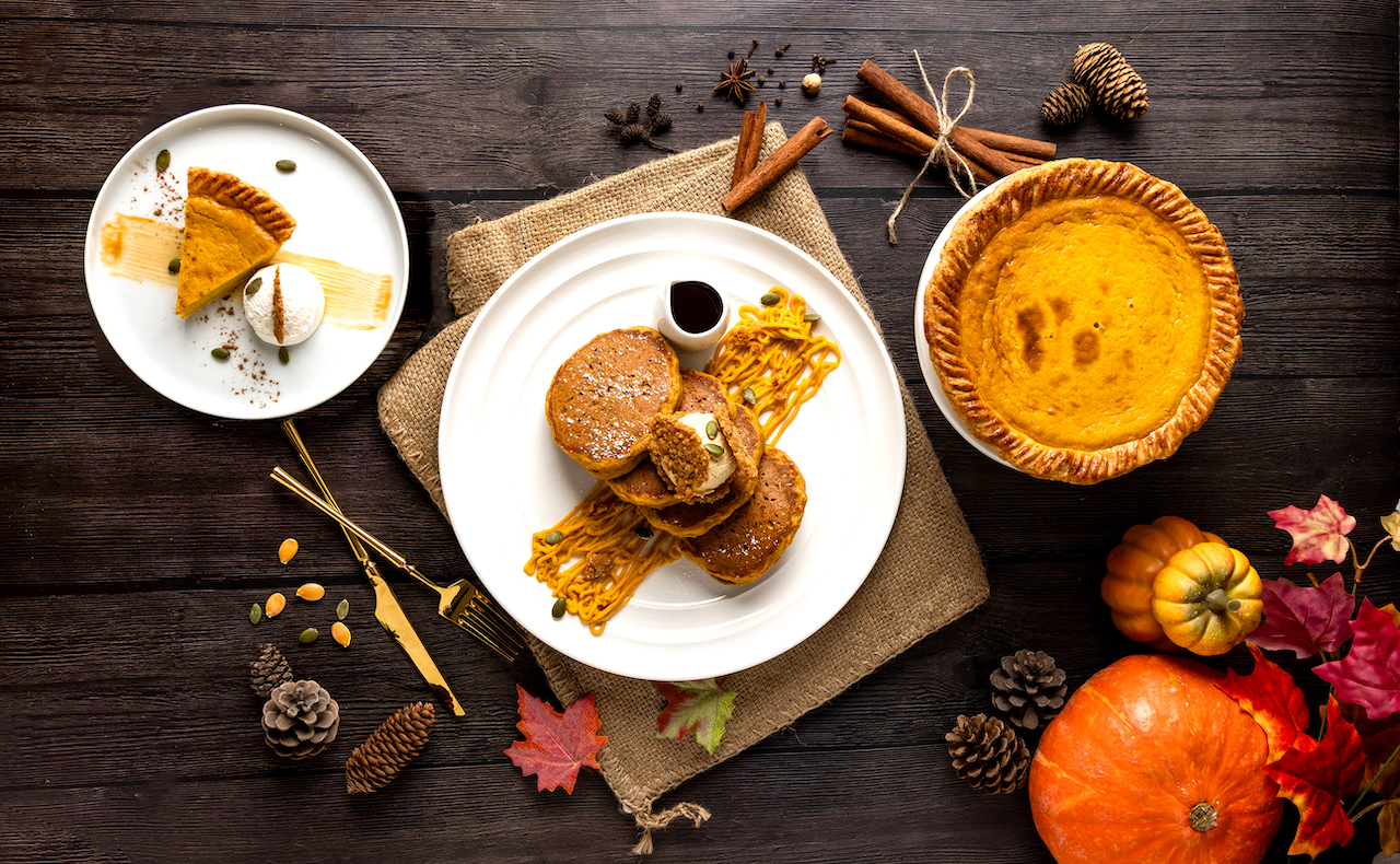 紐約知名美式餐廳Sarabeth's以「Pumpkin Patch」為主題，打造「南瓜香料酪奶煎餅」與「Sarabeth's家傳南瓜派」二款萬聖節期間限定新品。（圖片提供/ Sarabeth's）