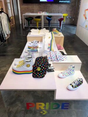 Miley Cyrus x Converse Pride Chuck 1970彩虹圓點系列男女帆布鞋四款