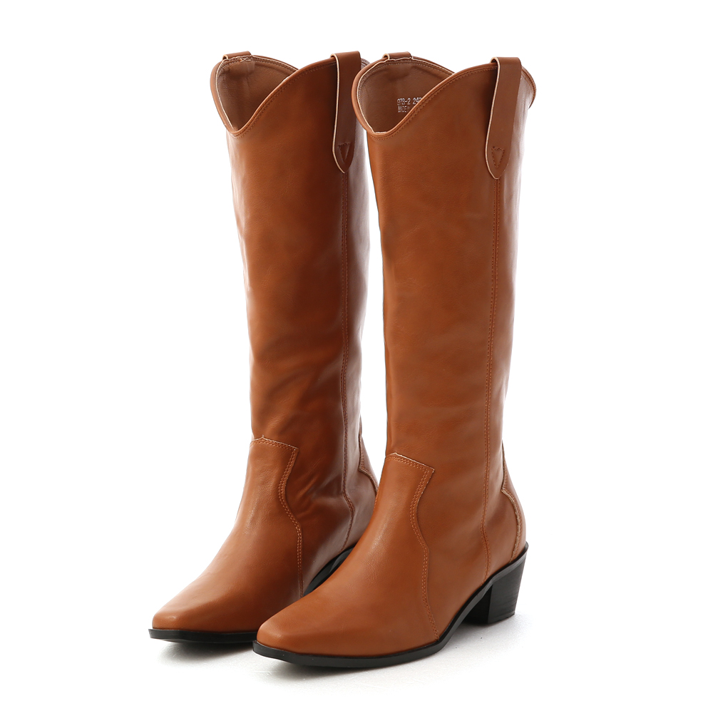 西部牛仔靴今年秋冬強勢回歸 合身流暢線條巧妙的修飾雙腳 大V口剪裁展現出100%迷人魅力 就是能讓女孩輕鬆擁有美腿好比例 5.5cm的跟高舒適好走無負擔 選用橡膠防滑底，具有超優的防滑效果 新一季時尚