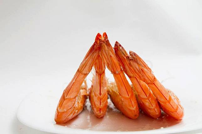 ▲甜蝦一隻隻，剝殼馬上吃（圖/奧丁丁市集）