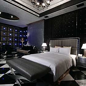 ●銀行足額信託 n●每間頂級客房平均造價700萬 n●挑高樓層的設計風，讓視覺達到極大延伸效果