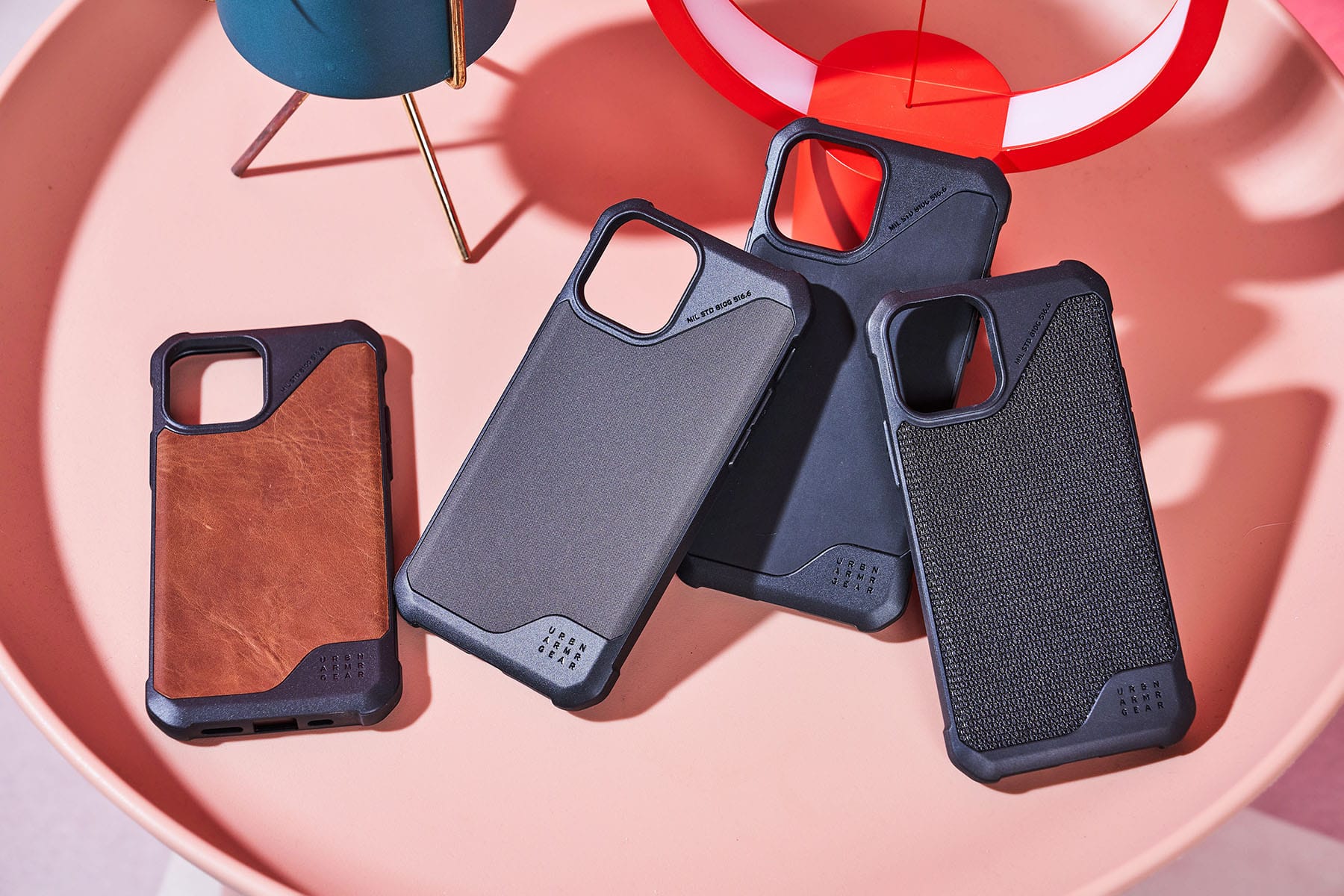 異材質拼接是「都會系列」的一大特點，四種款式各自呈現不同的風貌。