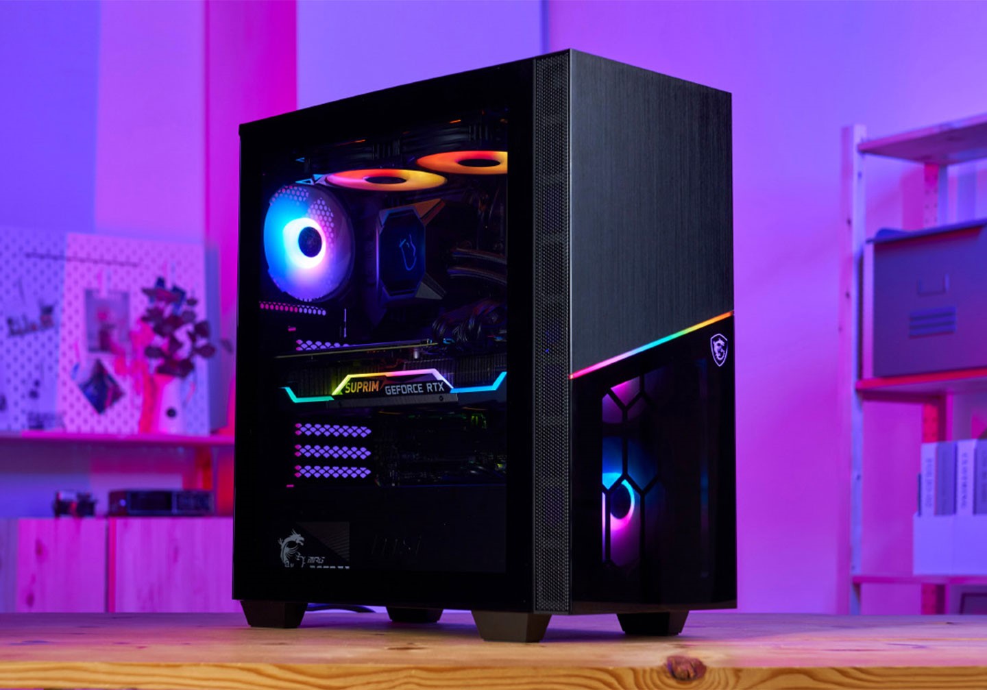 此次搭配 MSI GeForce RTX 3080 Ti SUPRIM X 12G 實測的機殼為大廠 MSI 所出品的 MPG SEKIRA 100R 機殼，內部則配置 MPG Z590 GAMING PLUS 主機板與 MPG Core Liquid K240 水冷、MPG A850GF 電源供應器…等，稱得上是「MSI 全家桶」！