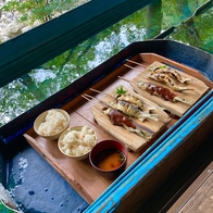 宮崎美食｜用小船送餐的鄉土料理餐廳「綾の里（綾之里）」烤香魚&地雞料理必吃！