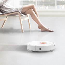 原廠專利浮動式主刷1支(已安裝於主機上)4.原廠邊刷1支(已安裝於主機上)5.原廠充電座1個(內含100V-240V變壓器)6.原廠台版電線1條7.原廠植物仿生學水箱1組(濾芯2顆、可水洗拖布1片已安