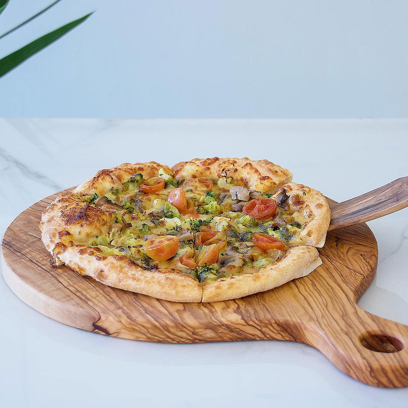 橄欖木是一種非常環保的經濟作物，就像葡萄莊園，多為家族經營，以永續的方式代代種植，不隨意砍伐然資源。橄欖木富含油脂、硬度高、花紋獨特，常見於歐洲家庭廚房；手工製作與開發，推薦消費者好品質的橄欖木原木餐