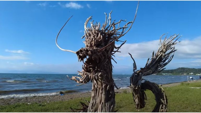 湖畔に佇むドラゴンの正体は？ありのままの自然を生かした美しすぎる