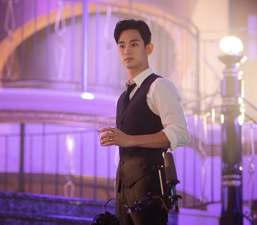 金秀賢露額頭造型：《德魯納酒店》藍月酒店社長