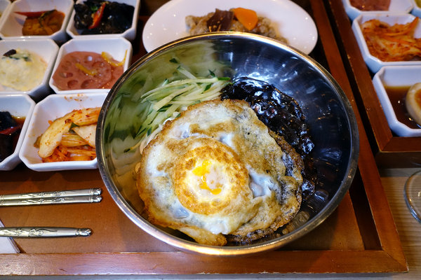 偷飯賊-信義遠百A13餐廳推薦，台北信義區韓式聚餐、一個人的韓式料理，九宮格小菜+韓式鍋物/燒肉/定食，信義區平價韓式美食(內含偷飯賊遠百菜單) 