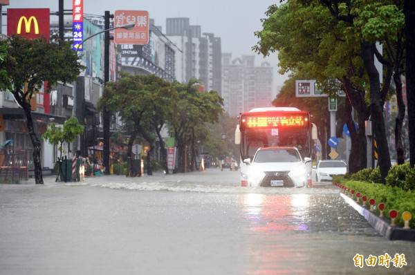 é«˜é›„è±ªå¤§é›¨å¤šè™•åœ°å€æ·¹æ°´åš´é‡ è‡ªç