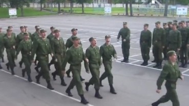 戰鬥民族行軍雄壯威武 但唱的居然是芭比女孩！