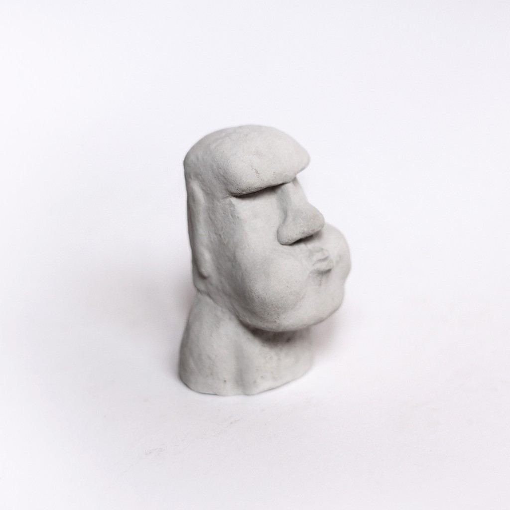 鬧脾氣摩艾：「就是阿~真是令人生氣～！((鼓鼓...」 情緒就像天氣，生氣就如同一場雷雨，要先灑灑雨水打打雷，才能讓烏雲散去、雨過天晴。面對心理的情緒請不要假裝忽視它唷~ 人生總是有很多無奈的事情，老