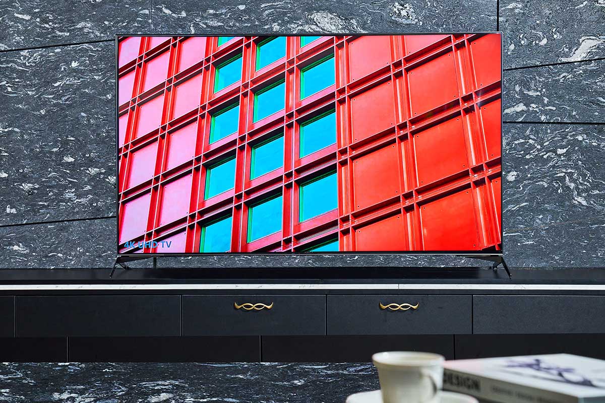 可以發現近年來液晶電視在外型設計上普遍強調能充分融入居家空間，如此次評測的 KD-65X9500H 就做了很好的示範，採用纖薄設計概念，透過更薄的機體、幾近無邊框的手法，打造出幾乎是完全貼合、融入進電視牆的全面屏效果，達到為居家空間質感加分的效果。