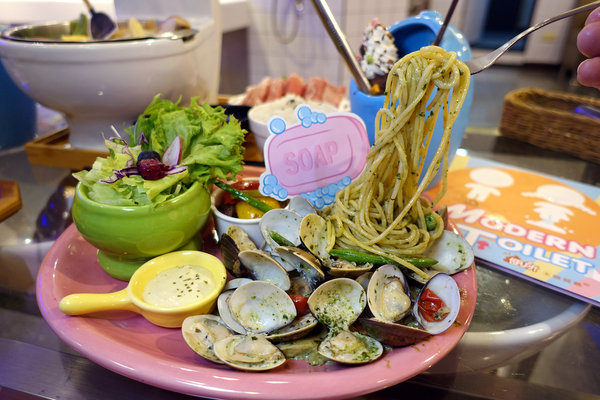 士林打卡餐廳-便所歡樂主題餐廳，士林網美下午茶餐廳，有廚師現點現做好吃餐點，價錢不貴好拍好玩，適合聚會、包場的士林ig打卡餐廳